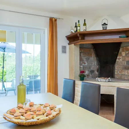 Holiday home Antoni - Ipc106 By Interhome